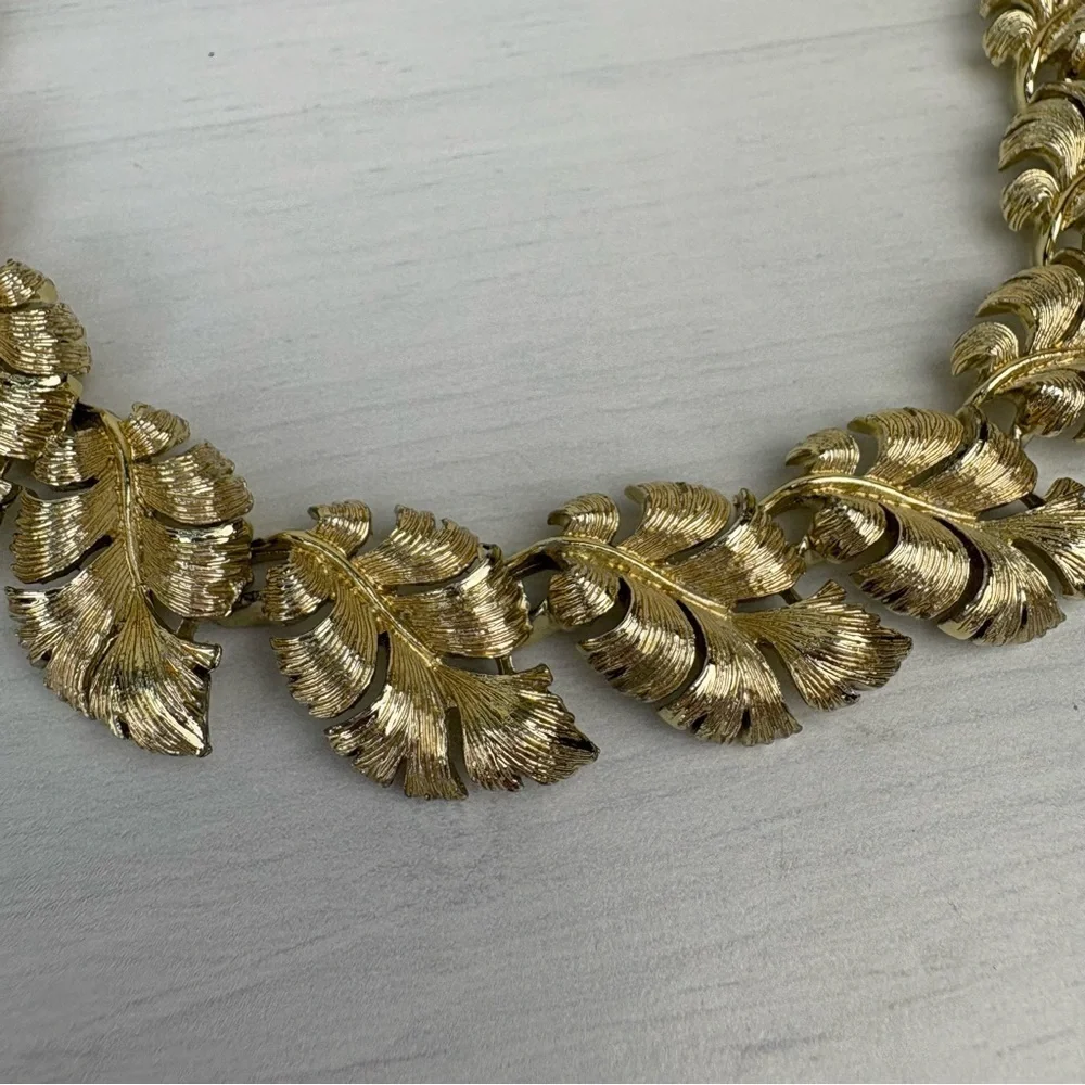 Vintage Lisner Choker Necklace Gold Tone Leaf Links Retro Necklace Classic Style